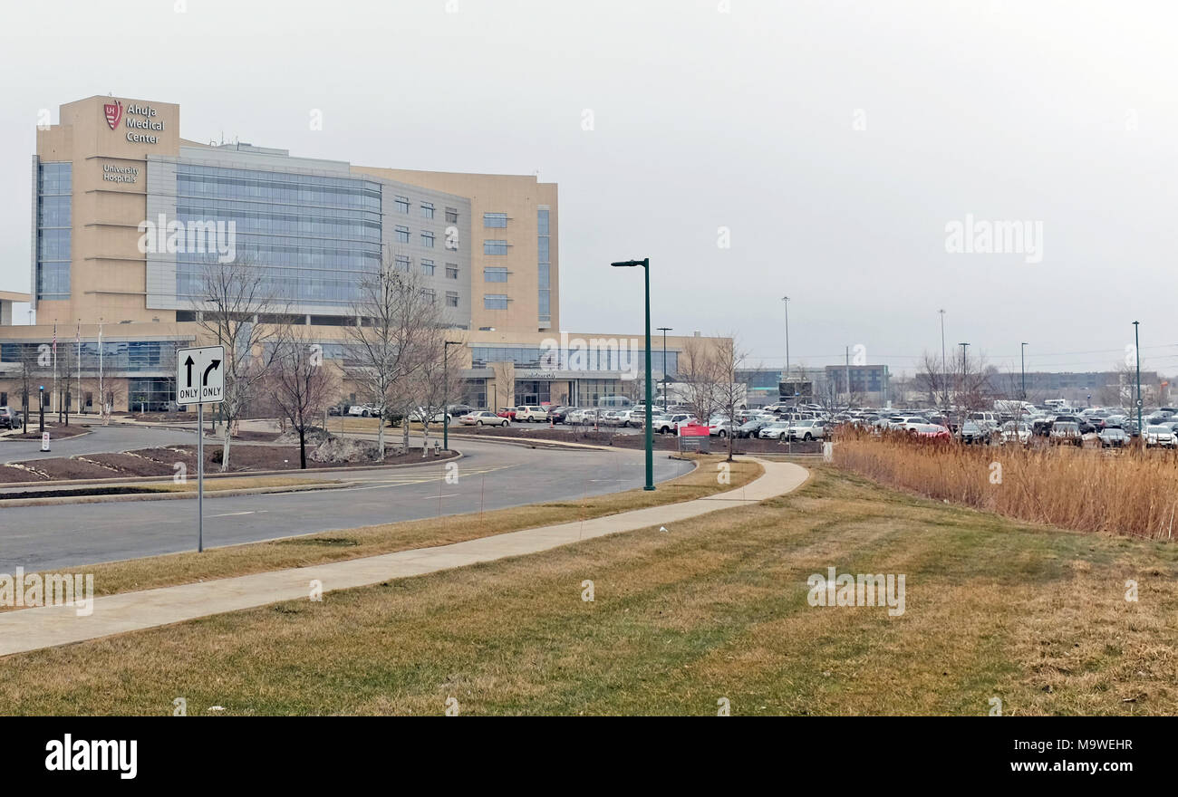 Die Fruchtbarkeitsklinik des Ahuja Medical Center des Universitätskrankenhauses wurde wegen des Verlustes von 4.000 Eiern und Embyros in Beachwood, Ohio, USA, mit Klagen überhäuft. Stockfoto