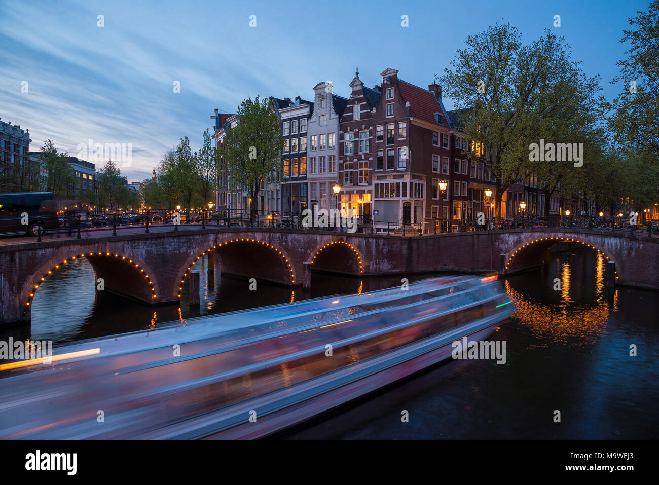 Nachtleben in einer der vielen Grachten in Amsterdam, Niederlande Stockfoto