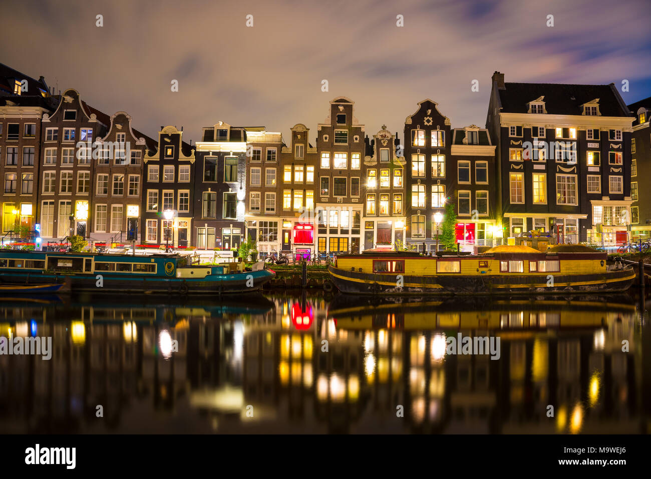 Nachtleben in einer der vielen Grachten in Amsterdam, Niederlande Stockfoto
