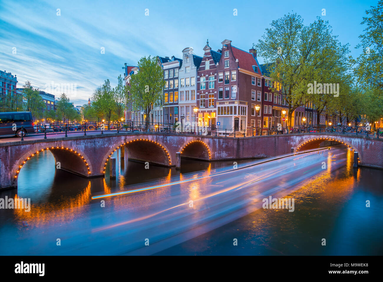 Brücke über die Keizersgracht - Canal des Kaisers in Amsterdam, in den Niederlanden bei Dämmerung. HDR-Bild. Stockfoto