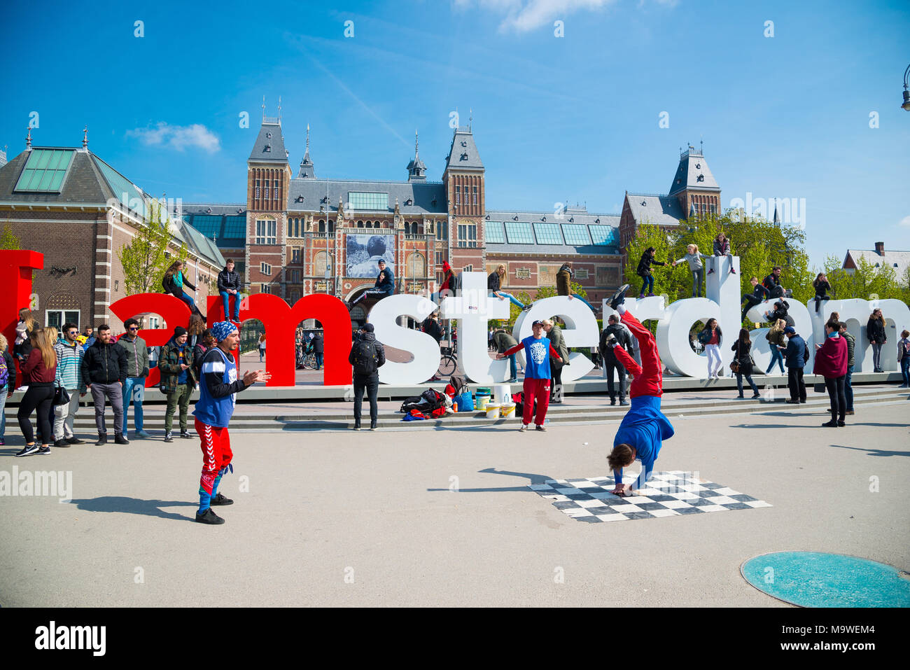 Amsterdam, Niederlande - 20 April, 2017: Jugend Pause tanzen auf den Straßen der Stadt in Amsterdam. Street Festival Breakdance. Stockfoto