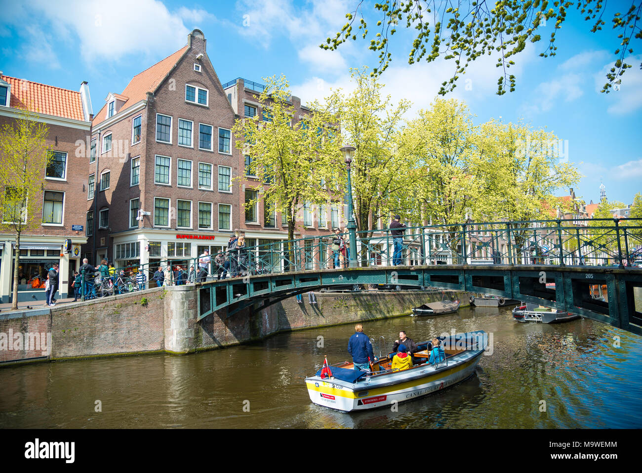 Amsterdam, Niederlande - 20 April 2017: Der Ausflug Schiff auf dem Kanal in Amsterdam Stockfoto