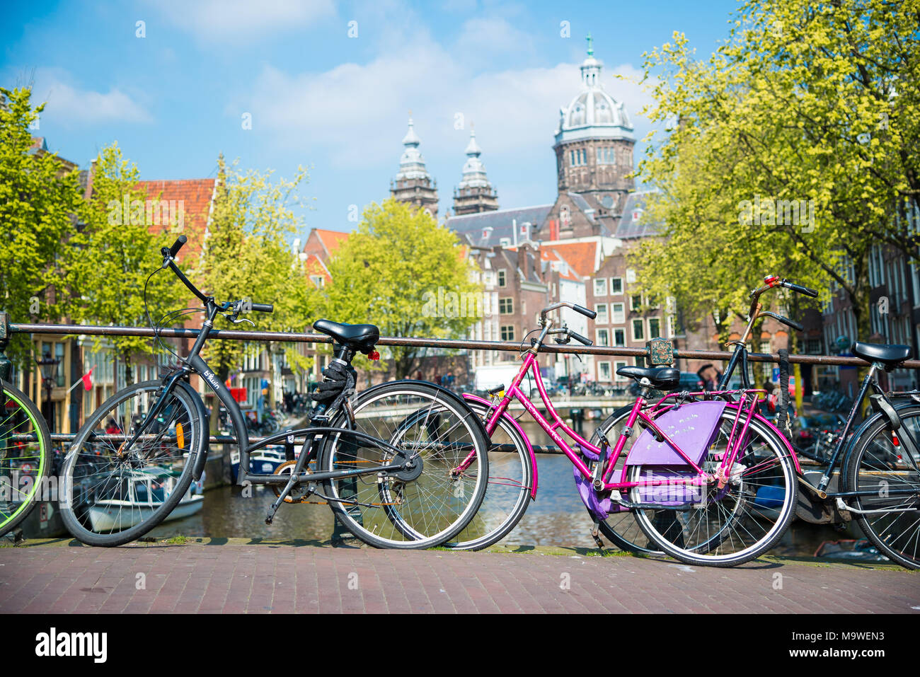 Amsterdam, Niederlande - 20 April 2017: Rosa Bikes auf der Brücke in Amsterdam, Niederlande Stockfoto