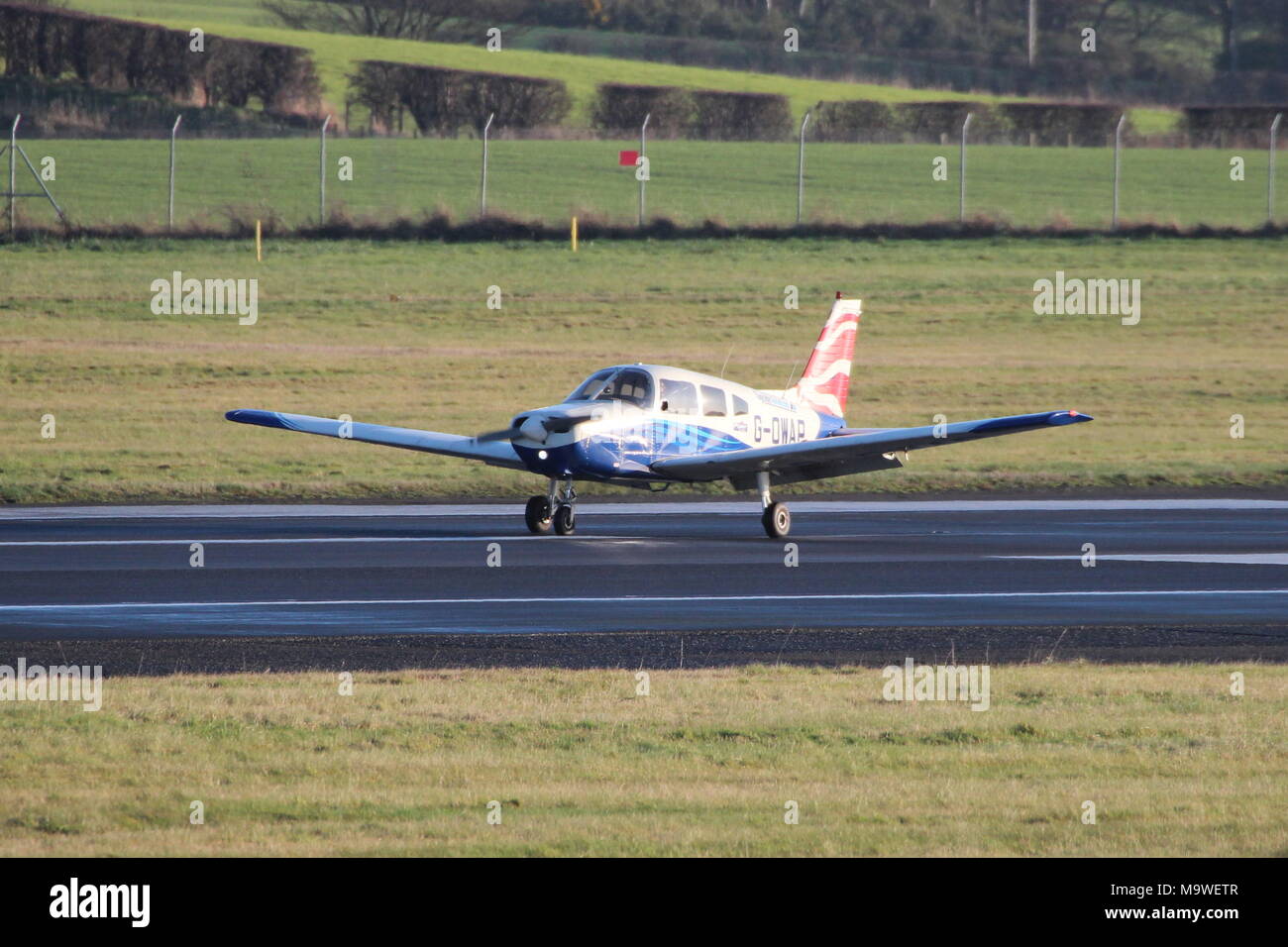 G-OWAP, eine Piper PA -28-161 Krieger II von Tayside Aviation Betrieben, am Flughafen Prestwick, Ayrshire. Stockfoto