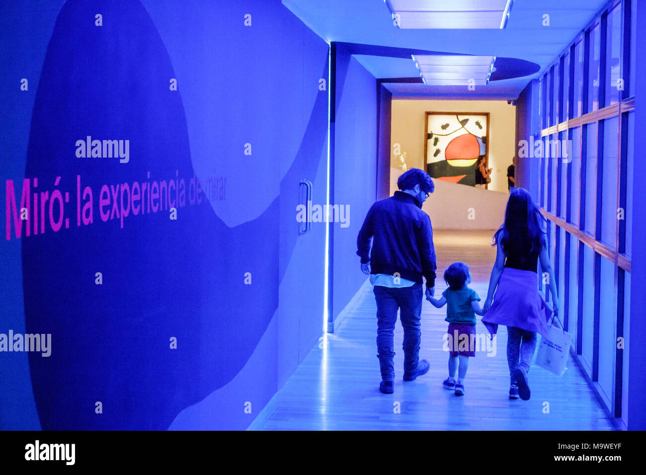 Buenos Aires Argentinien, Recoleta, Museo Nacional de Bellas Artes Kunstmuseum, innen, Ausstellungsausstellung Sammlung Joan Miro, Flur, Frau weiblich Stockfoto