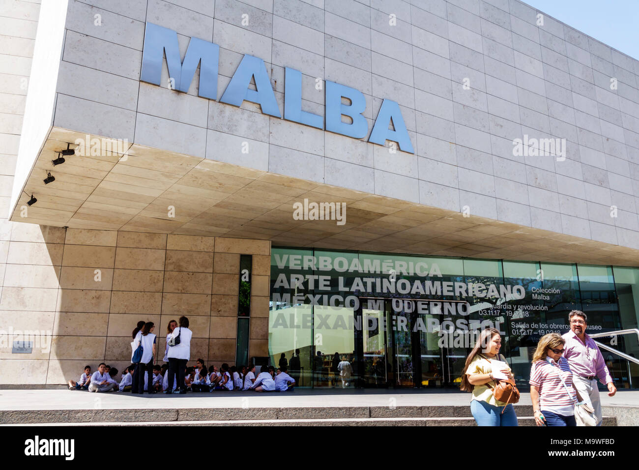 Buenos Aires Argentinien, Buenos Aires Museum für lateinamerikanische Kunst MALBA Museo de Arte Latinoamericano, außen, Eingang, Schild, Schatten, Jungen, männlich k Stockfoto