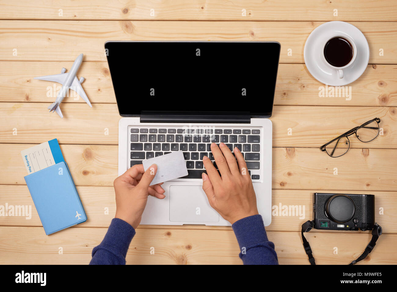 Buchung online Ticket. Männliche Hand, die Kreditkarte, mit Laptop. Stockfoto