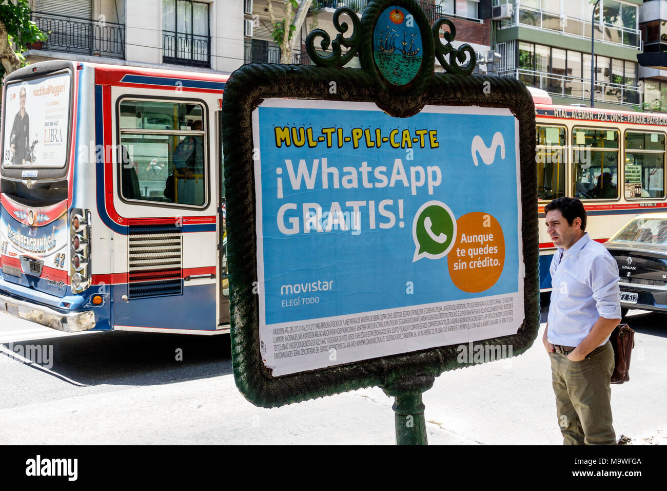 Buenos Aires Argentinien, Recoleta, Avenida Las Heras, Werbeplakat auf dem Bürgersteig, Marketing, WhatsApp, Movistar, Telekomm, Handy-Service Stockfoto