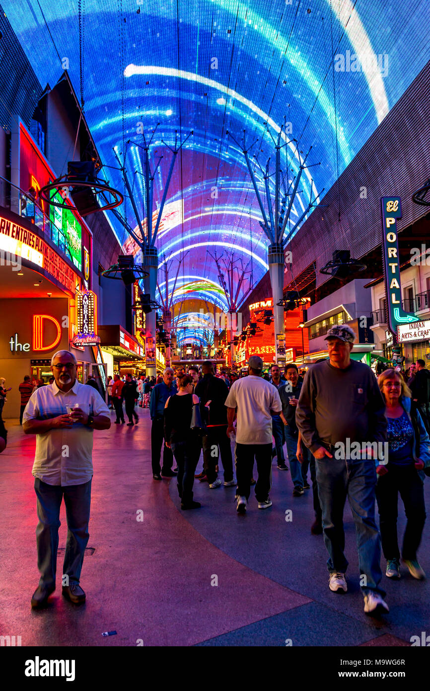 Fremont Street bei Nacht, Downtown Las Vegas, Narvarda, USA. Stockfoto