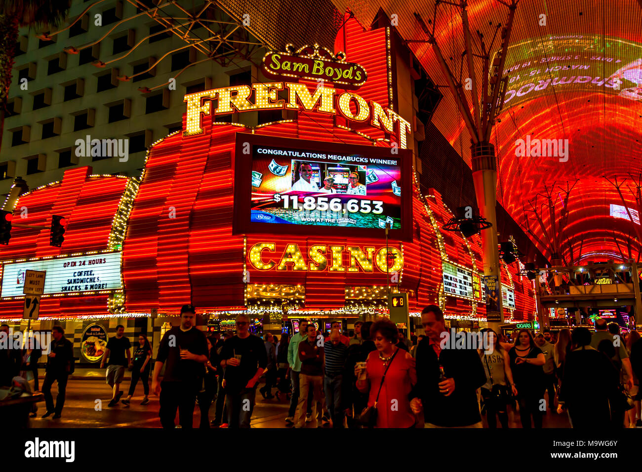 Fremont Street bei Nacht, Downtown Las Vegas, Narvarda, USA. Stockfoto