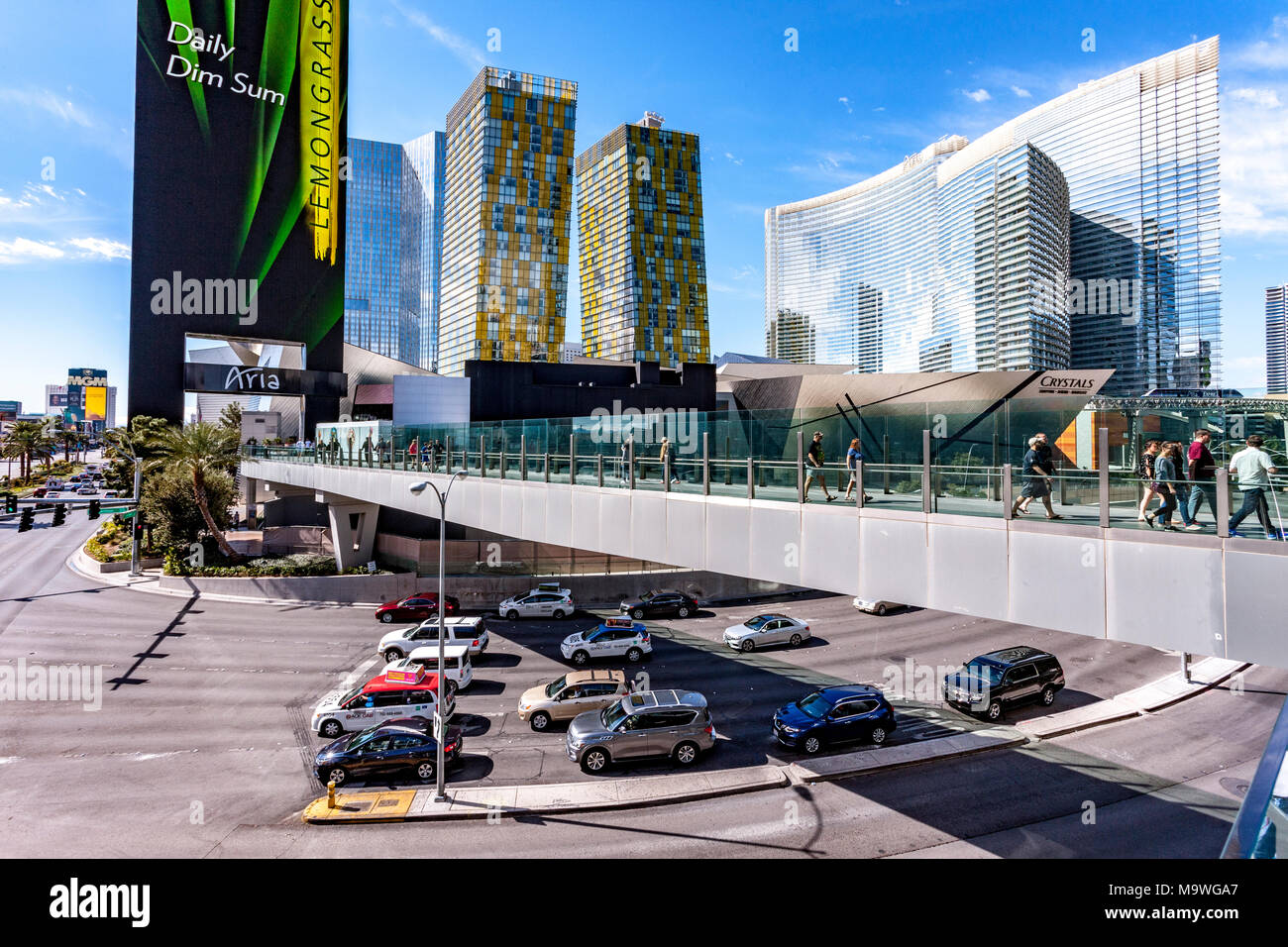 Der Verkehr auf dem Strip und Leute beobachten, Las Vegas, Narvarda, USA. Stockfoto