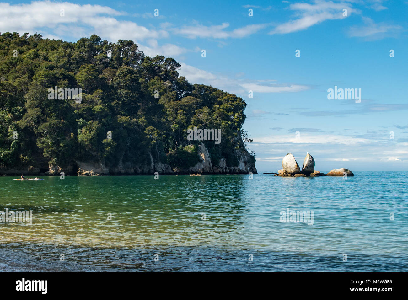 Split Apple Rock in der Nähe von Marahau, Tasman, Südinsel, Neuseeland Stockfoto