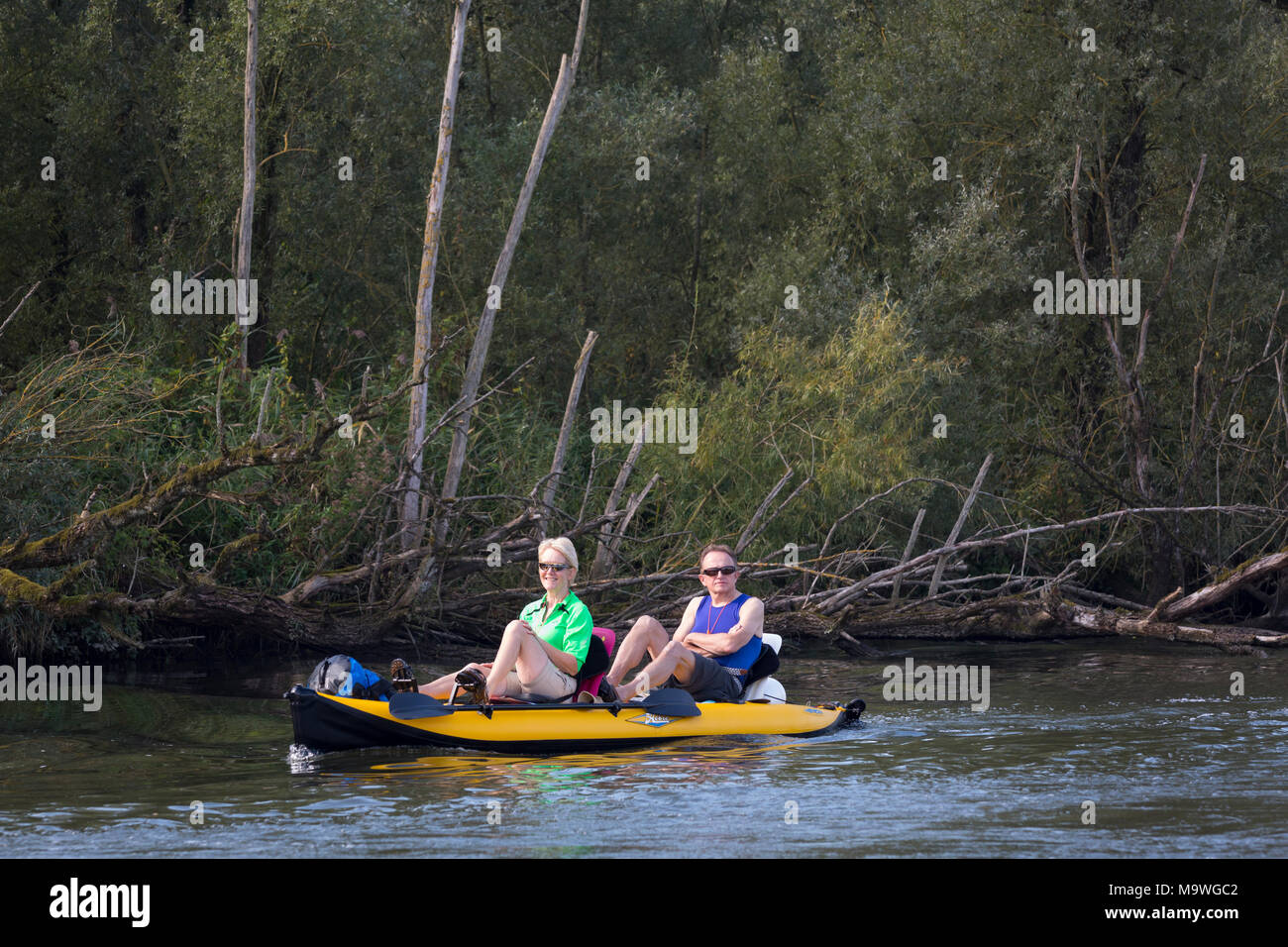 Paar mittleren Alters bootfahren Nationalpark 'De in den Niederlanden Biesbosch" mit einem Pedal Kanu Stockfoto