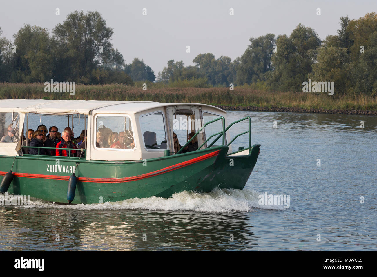 Schiff mit Touristen segeln Nationalpark "De Biesbosch", Natura 2000 Feuchtgebiet in den Niederlanden Stockfoto