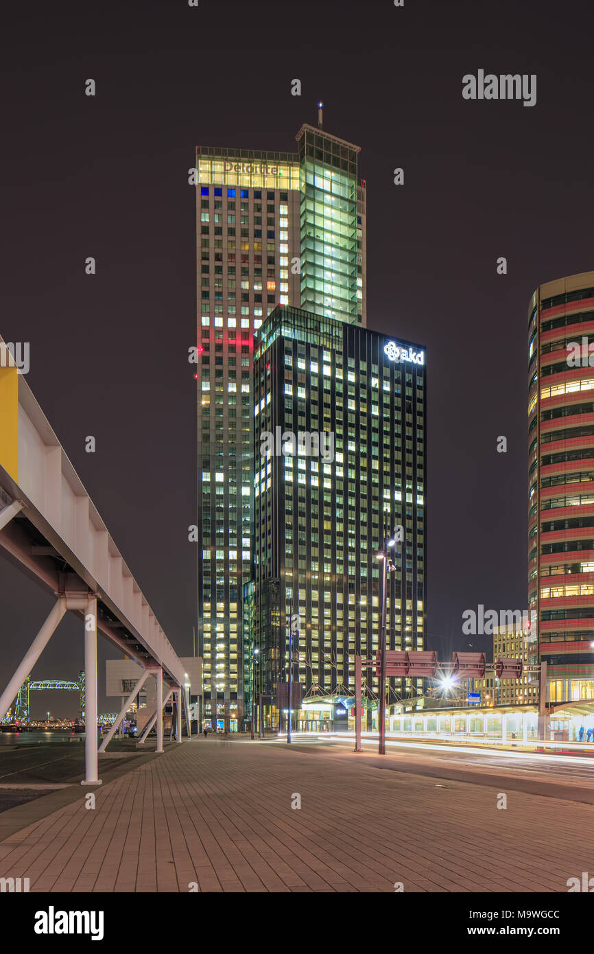 ROTTERDAM - FEB. 6, 2018. Moderne Bürogebäude am Kop van Zuid, auf alten, verlassenen Hafen Gebieten gebaut. Stockfoto
