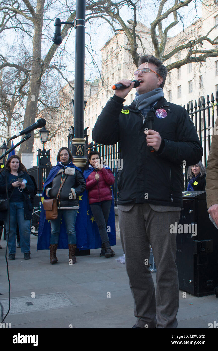 26/03/2018 - London - Simon Wallfisch (Bariton) singen "Ode an die Freude" in der Nr. 10 Mahnwache Mini Kundgebung gegen Brexit, Richmond Terrasse, Whitehall opposit Stockfoto