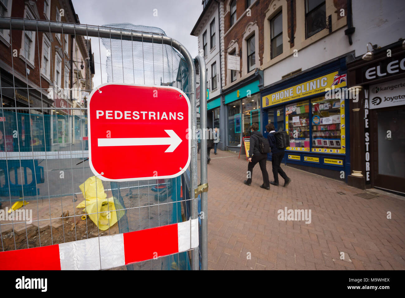 Fußgängerzone Abzweigung unterzeichnen und Zäune rund um hohe Straße Bauarbeiten Gasleitungen in Shrewsbury Town Center Großbritannien während 2018 zu installieren. Stockfoto