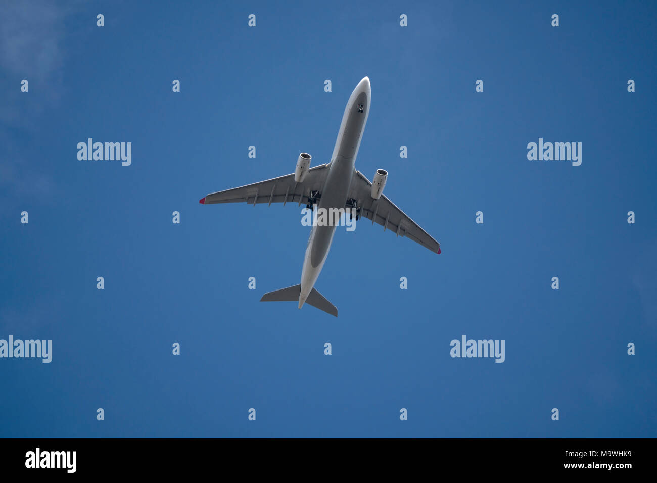 Pkw Flugzeug am Himmel von direkt unter Stockfoto