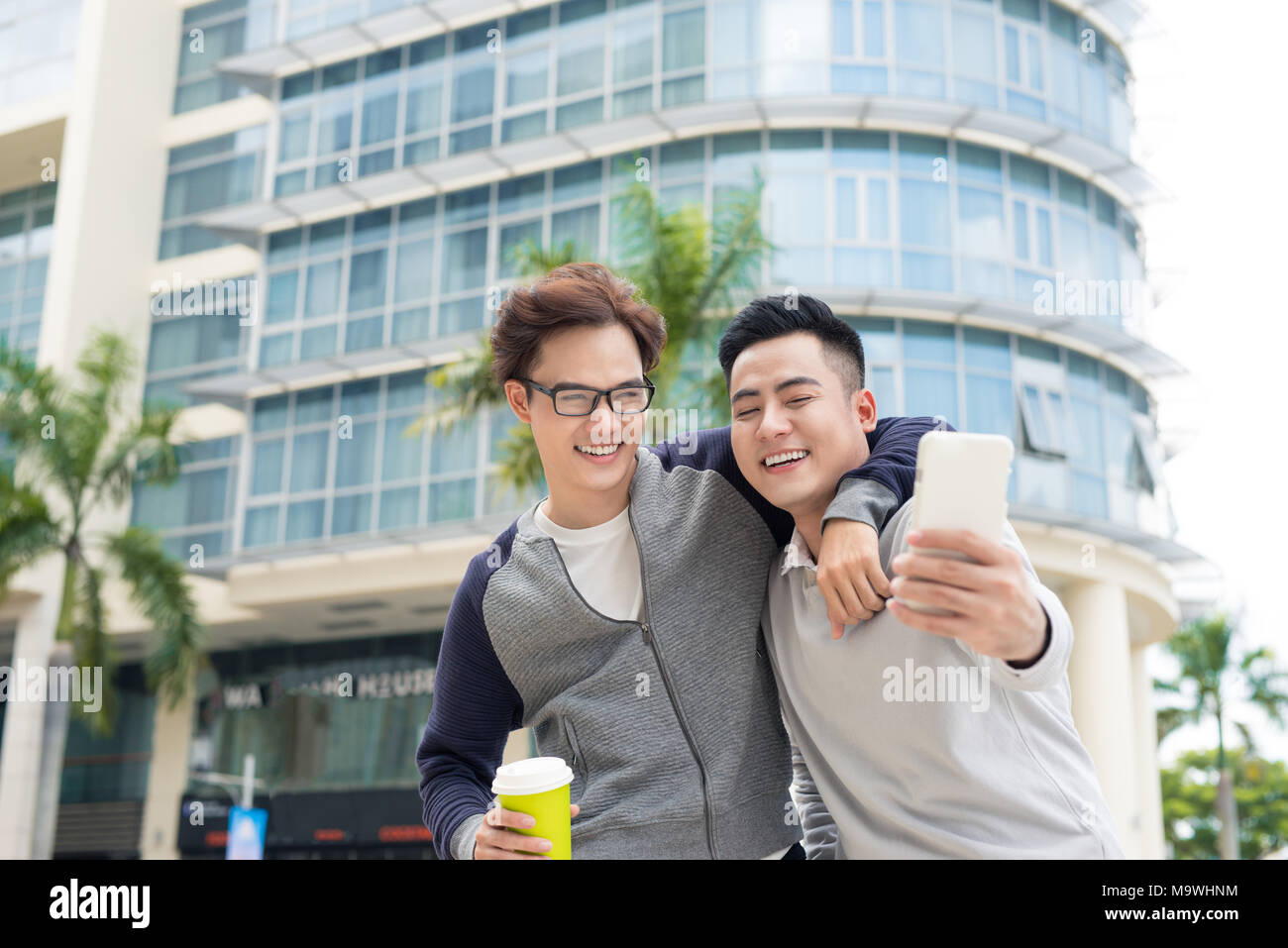 Beste Freunde. Zwei Jungs umarmen und zu Fuß in die Stadt. Stockfoto