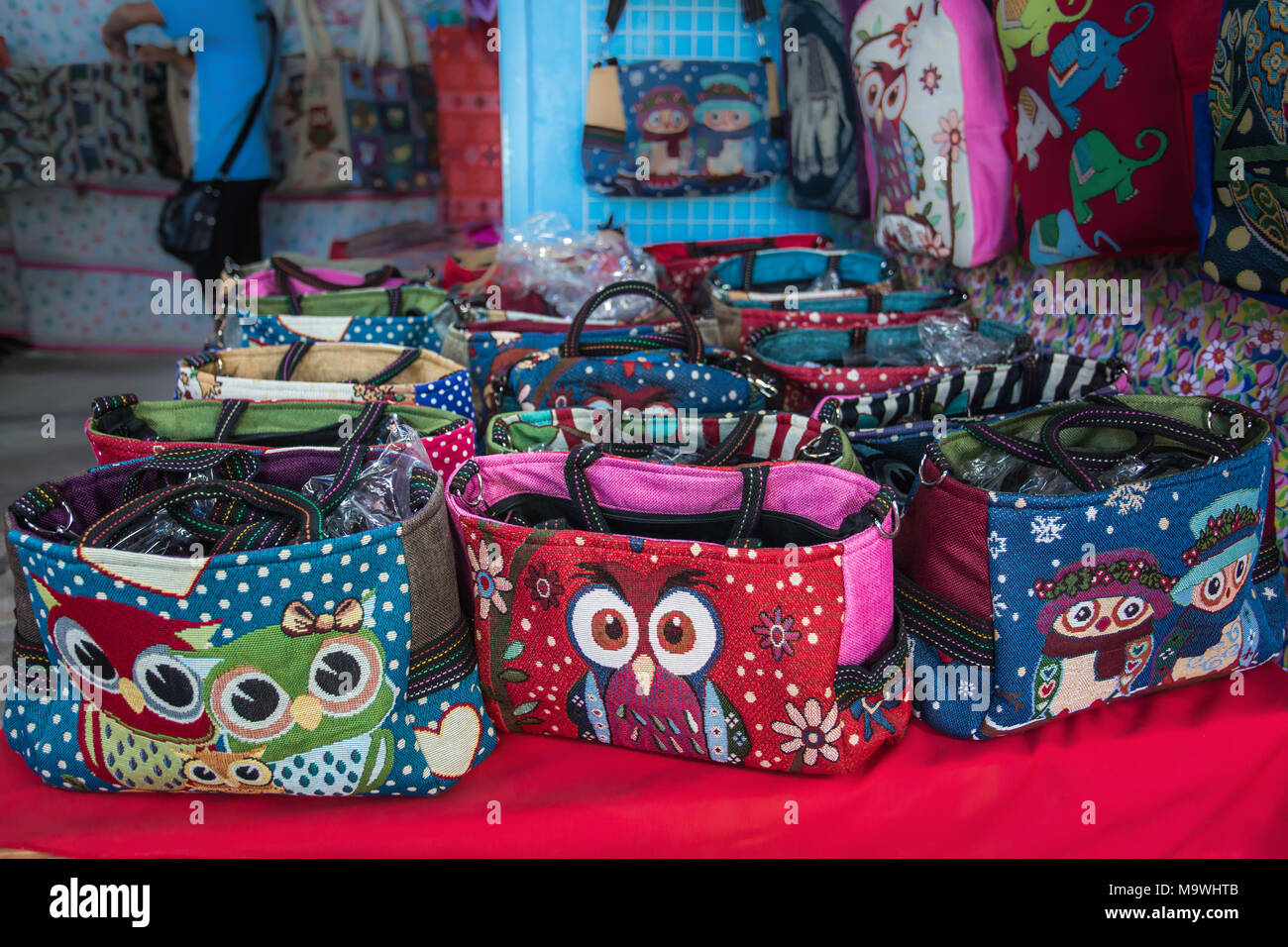 CHIANG MAI, Thailand, 18. Februar 2017 - Taschen mit Eulen Design zum Verkauf auf dem Markt. Stockfoto