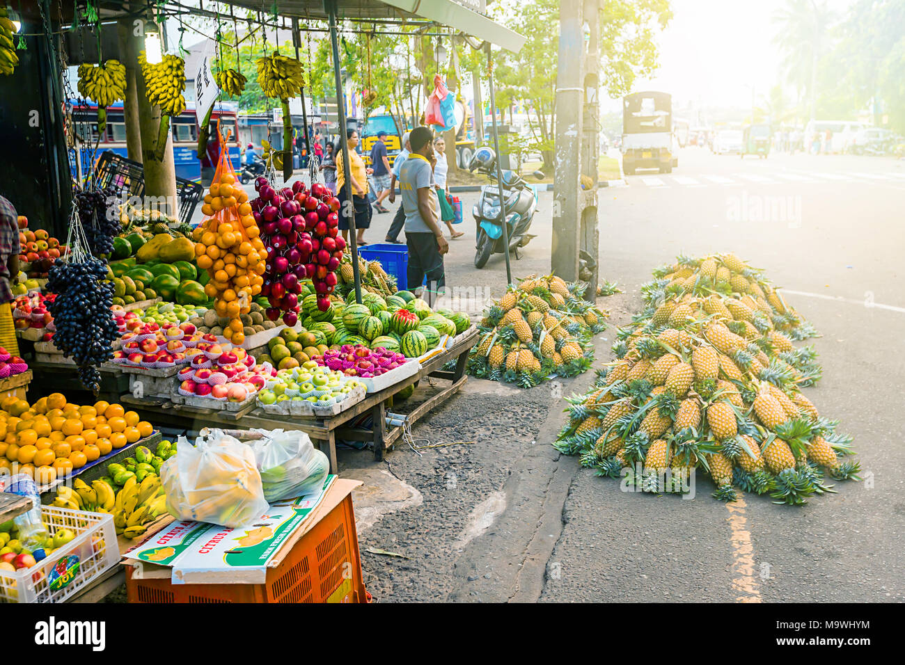 GALLE, SRI LANKA - Februar 2018: Markt mit einer Vielzahl von organischen Obst und Gemüse und Ananas Berg Abschaltdruck Stockfoto