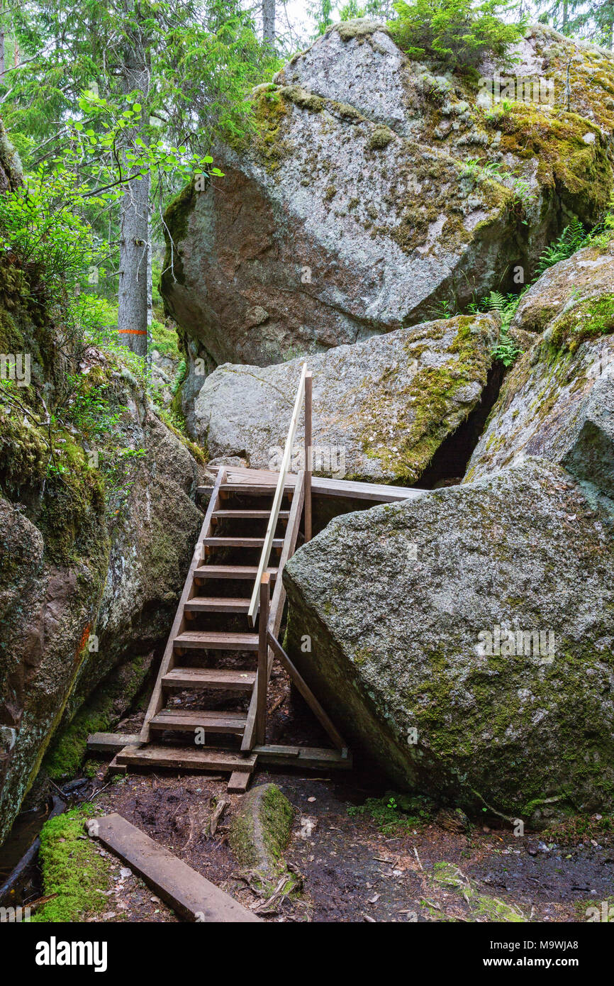 Wanderweg mit einer Treppe, die über den Felsen Stockfoto