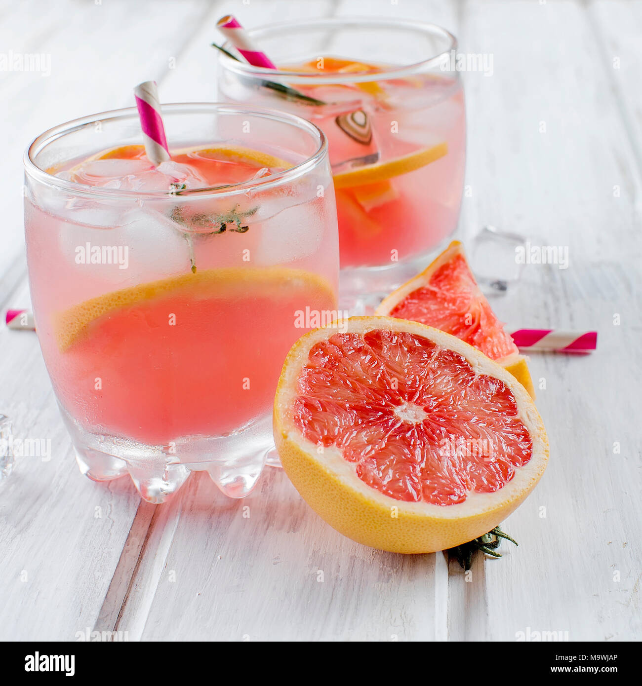 Cocktail mit Grapefruit Schichten und Eis Zutaten für ein Getränk auf weiße Holztisch, kopieren Raum Stockfoto