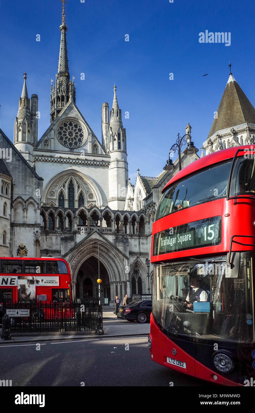Busse fahren die Royal Courts of Justice auf der Faser in London. Das Gebäude, die allgemein als die Gerichte Häuser der High Court & Berufungsgericht bekannt. Stockfoto
