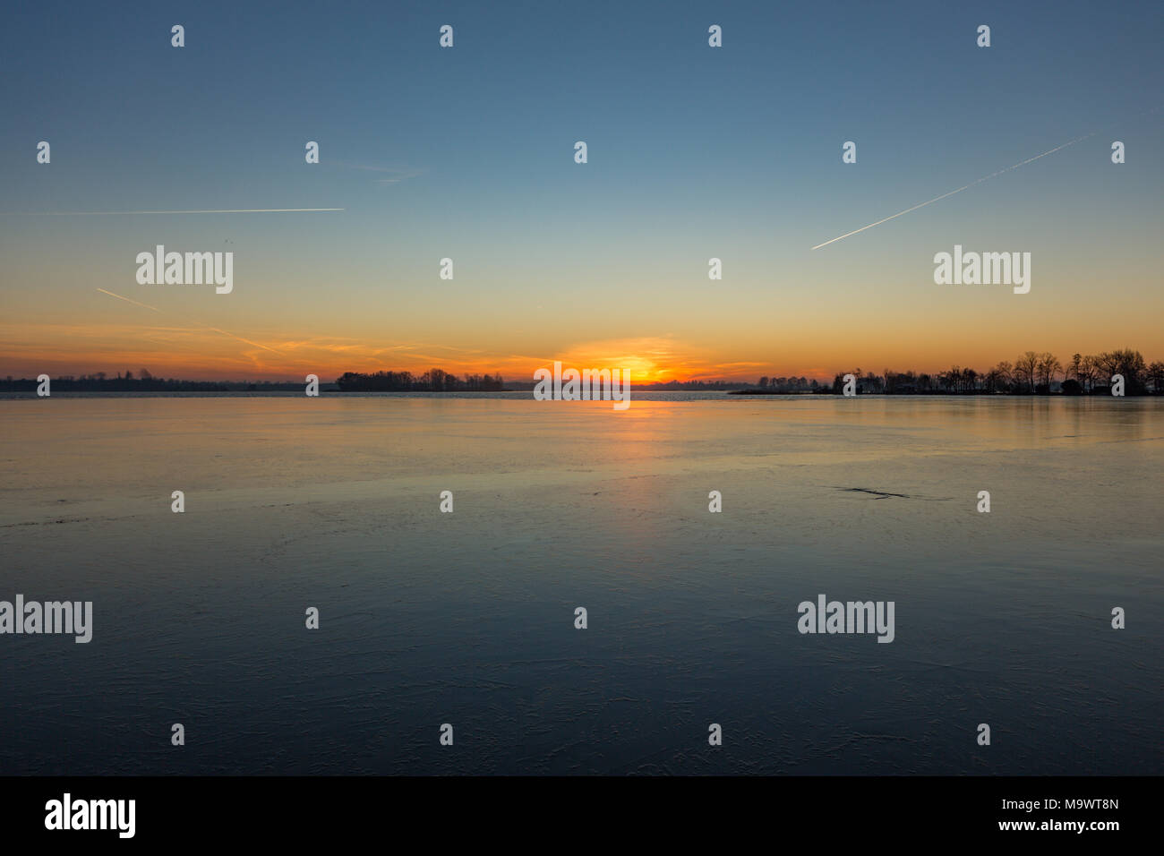 Sonnenaufgang über dem gefrorenen Loosdrechter Seen in den Niederlanden. Stockfoto