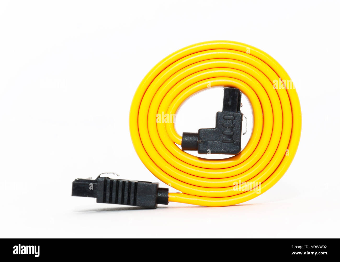 Sata-Kabel für Festplatte auf weißem Hintergrund Stockfoto
