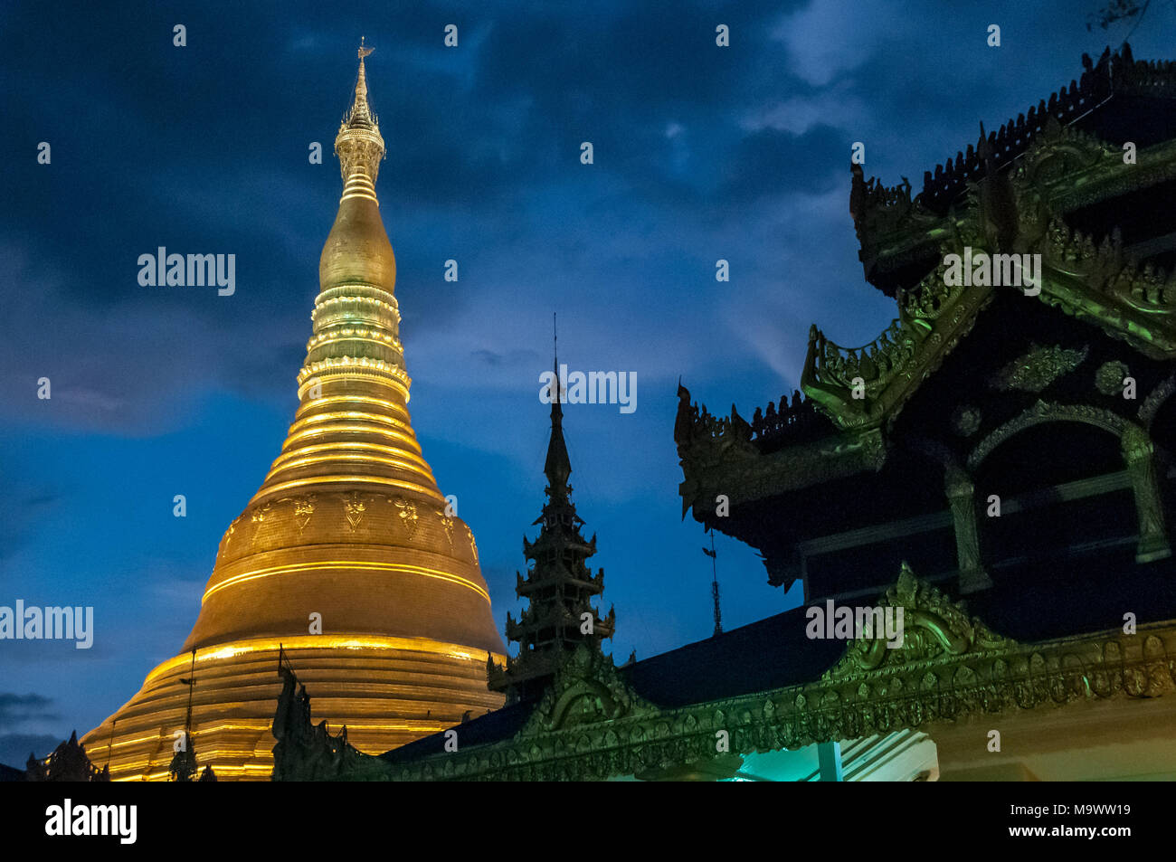 Yangon, Myanmar - Okt 2012: Das majestätische und gigantische main Stupa der Shwedagon Pagode in Yangon Stockfoto