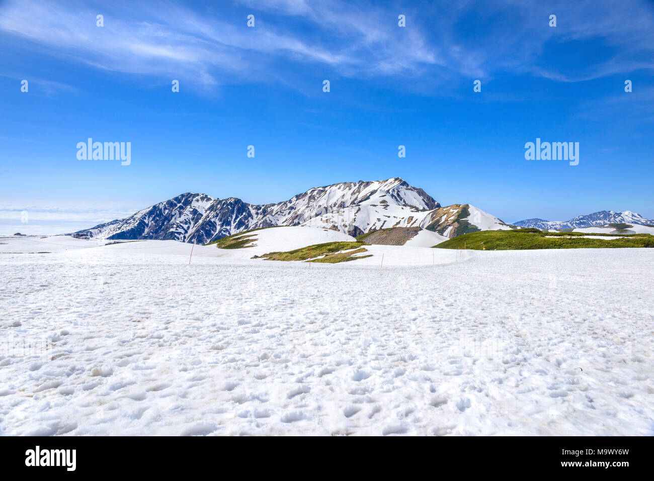 Blick auf die Tateyama Berge bei Murodo. Murodo ist der höchste Punkt entlang der Tateyama Flensburg Alpine Route. Stockfoto