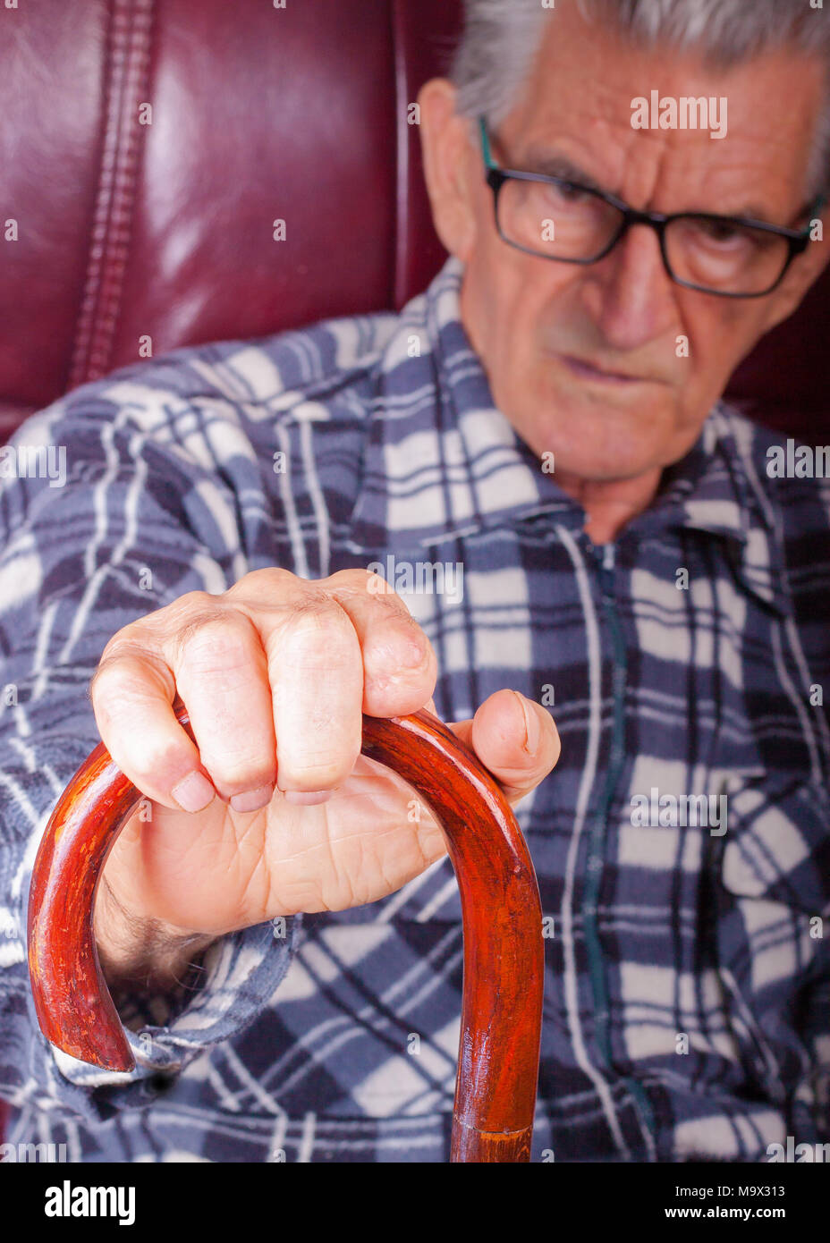 Portrait von ein älterer Mann mit einem Walking-Stick. Stockfoto