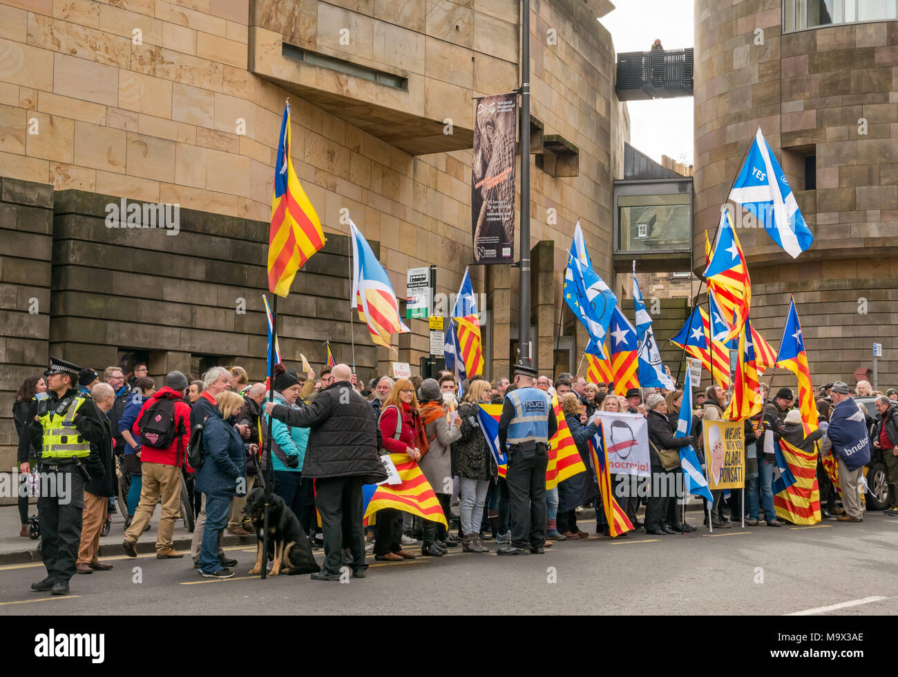 Edinburgh, Schottland, Großbritannien, 28. März 2018. Die Demonstranten und Unterstützer von Professor Clara Ponsati winken Katalanischen flags ausserhalb von Edinburgh Sheriff Court, Chambers Street, gegenüber dem Nationalmuseum von Schottland, als Clara Ponsati, ehemalige katalanische Bildungsminister, erscheint in der ersten Auslieferung Anhörung vor Gericht. Demonstranten enthalten die schottische Unabhängigkeit Unterstützer Stockfoto