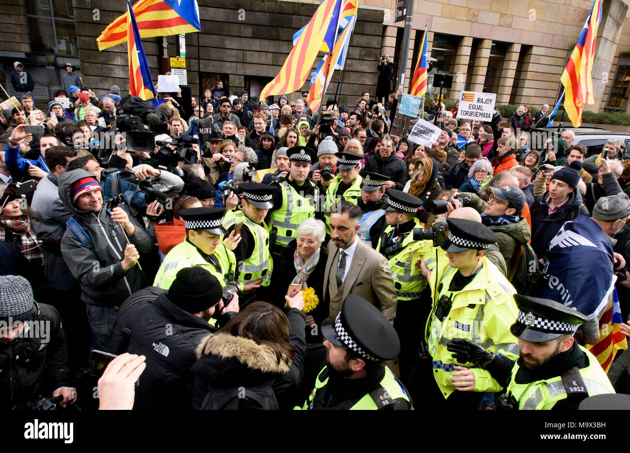 Edinburgh, Großbritannien. Mittwoch, 28. März 2018: festgehalten, katalanischer Politiker, Clara Ponsati ist auf Kaution in Edinburgh freigegeben worden an diesem Nachmittag. Pro-unabhängigkeit Ponsati, die von der spanischen Regierung gesucht wird aus der Edinburgh Sheriff Court mit Ihrem Anwalt Aamer Anwar ging, wurde sie von Fans vor dem Verlassen in einem Taxi begrüßt. Stockfoto