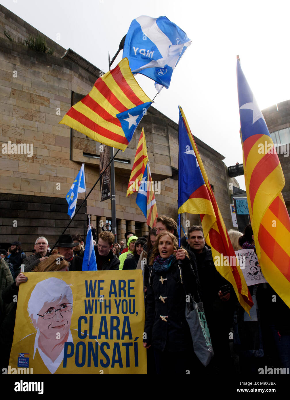 Edinburgh, Großbritannien. Mittwoch, 28. März 2018: festgehalten, katalanischer Politiker, Clara Ponsati ist auf Kaution in Edinburgh freigegeben worden an diesem Nachmittag. Pro-unabhängigkeit Ponsati, die von der spanischen Regierung gesucht wird aus der Edinburgh Sheriff Court mit Ihrem Anwalt Aamer Anwar ging, wurde sie von Fans vor dem Verlassen in einem Taxi begrüßt. Stockfoto