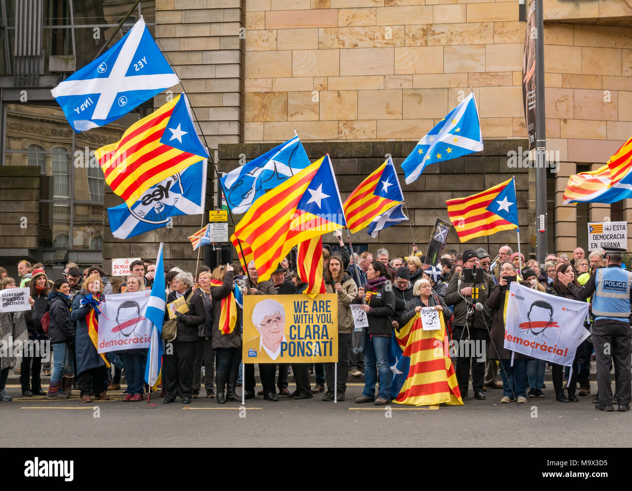 Edinburgh, Schottland, Großbritannien, 28. März 2018. Die Demonstranten und Unterstützer von Professor Clara Ponsati winken Katalanischen flags ausserhalb von Edinburgh Sheriff Court, Chambers Street, gegenüber dem Nationalmuseum von Schottland, als Clara Ponsati, ehemalige katalanische Bildungsminister, erscheint in der ersten Auslieferung Anhörung vor Gericht. Demonstranten enthalten die schottische Unabhängigkeit Unterstützer Stockfoto