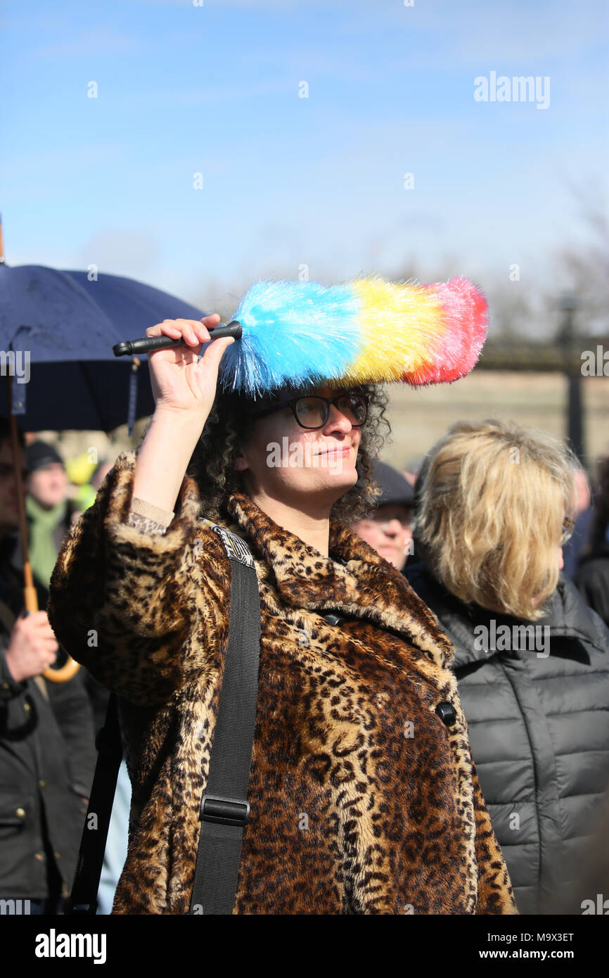 Liverpool, Großbritannien. 28. März, 2018. Eine Frau mit einem Kitzeln stick Schatten der Sonne aus ihren Augen zu, wie sie Uhren einen großen Bildschirm für die Beerdigung von Ken Dodd in der anglikanischen Kathedrale, Liverpool, 28. März 2018 (C) Barbara Cook/Alamy leben Nachrichten Stockfoto