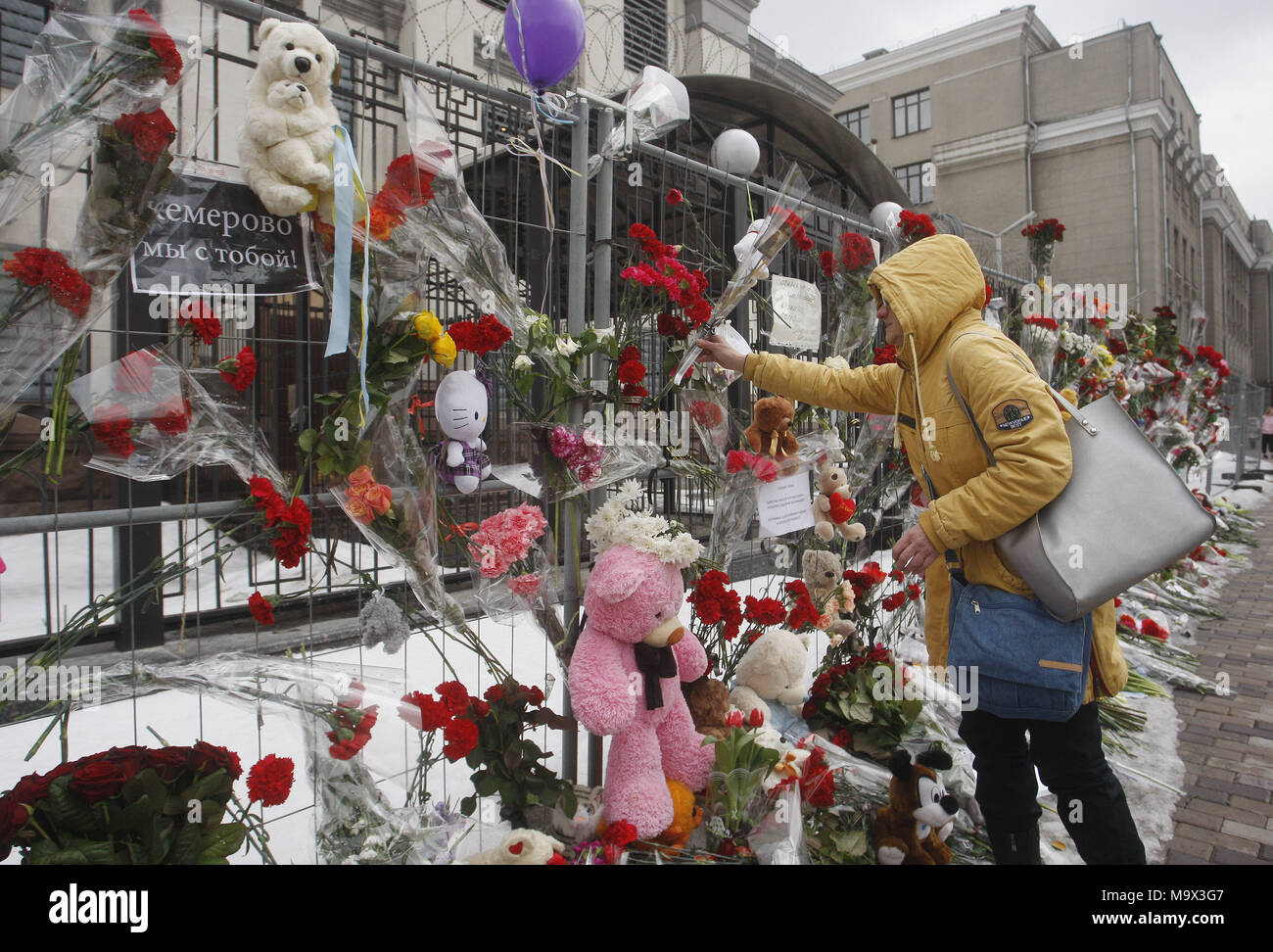 Kiew, Ukraine. 28. März, 2018. Die ukrainer Blumen und Spielzeug im Gedenken für die Opfer des Feuers im Einkaufszentrum "Zimnyaya Vishnya" in der westsibirischen Stadt Kemerowo, vor der russischen Botschaft in Kiew, Ukraine, am 28. März 2018. Berichten zufolge mindestens 64 Menschen, darunter 41 Kinder, in den tödlichen Vorfall am 25. März verstorben. Credit: Serg Glovny/ZUMA Draht/Alamy leben Nachrichten Stockfoto