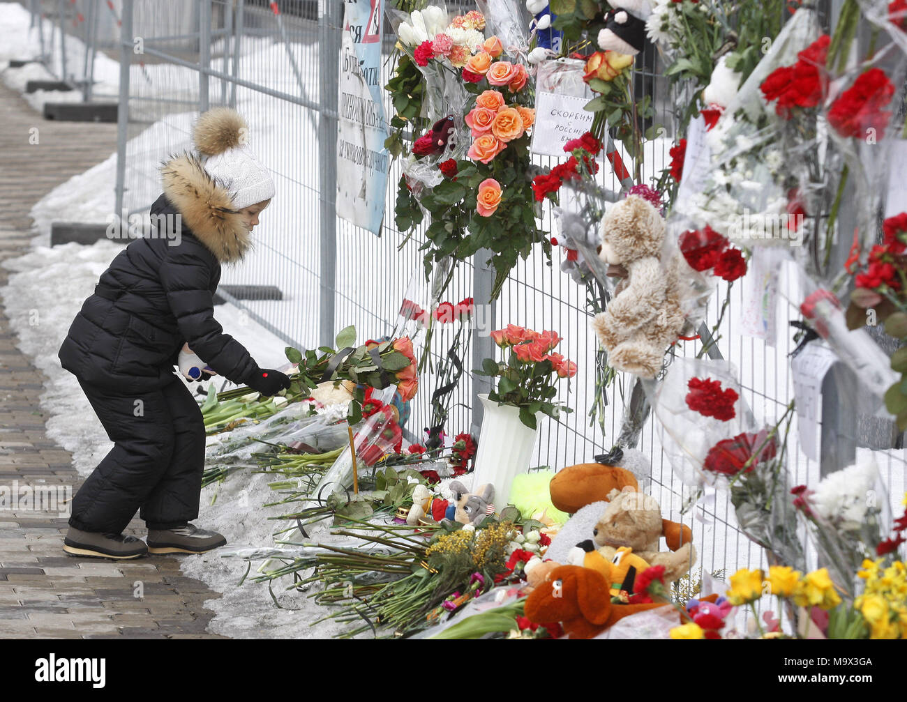 Kiew, Ukraine. 28. März, 2018. Die ukrainer Blumen und Spielzeug im Gedenken für die Opfer des Feuers im Einkaufszentrum "Zimnyaya Vishnya" in der westsibirischen Stadt Kemerowo, vor der russischen Botschaft in Kiew, Ukraine, am 28. März 2018. Berichten zufolge mindestens 64 Menschen, darunter 41 Kinder, in den tödlichen Vorfall am 25. März verstorben. Credit: Serg Glovny/ZUMA Draht/Alamy leben Nachrichten Stockfoto
