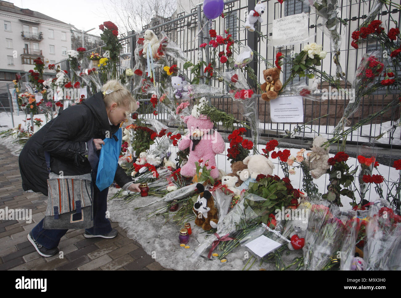 Kiew, Ukraine. 28. März, 2018. Die ukrainer Blumen und Spielzeug im Gedenken für die Opfer des Feuers im Einkaufszentrum "Zimnyaya Vishnya" in der westsibirischen Stadt Kemerowo, vor der russischen Botschaft in Kiew, Ukraine, am 28. März 2018. Berichten zufolge mindestens 64 Menschen, darunter 41 Kinder, in den tödlichen Vorfall am 25. März verstorben. Credit: Serg Glovny/ZUMA Draht/Alamy leben Nachrichten Stockfoto