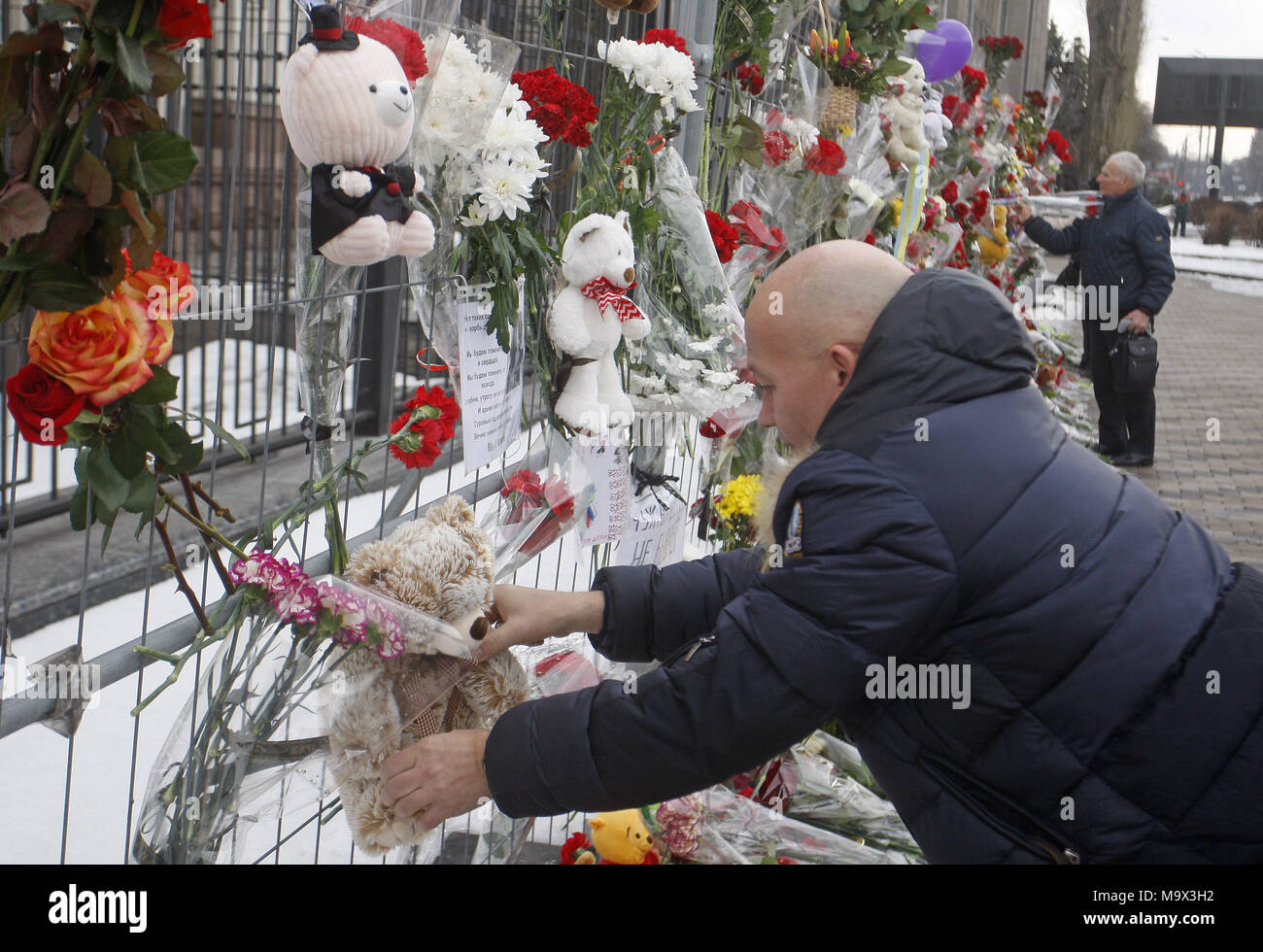 Kiew, Ukraine. 28. März, 2018. Die ukrainer Blumen und Spielzeug im Gedenken für die Opfer des Feuers im Einkaufszentrum "Zimnyaya Vishnya" in der westsibirischen Stadt Kemerowo, vor der russischen Botschaft in Kiew, Ukraine, am 28. März 2018. Berichten zufolge mindestens 64 Menschen, darunter 41 Kinder, in den tödlichen Vorfall am 25. März verstorben. Credit: Serg Glovny/ZUMA Draht/Alamy leben Nachrichten Stockfoto