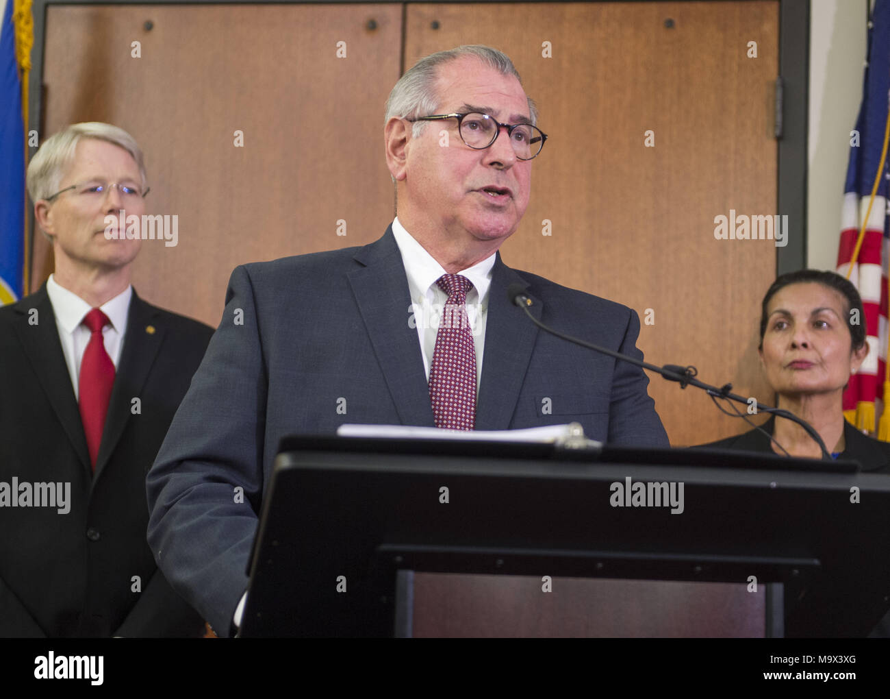 Minneapolis, Minnesota, USA. 20 Mär, 2018. Hennepin County Attorney MIKE FREEMAN spricht bei einer Pressekonferenz zu den Aufladungen des dritten Grades und Mord zweiten Grades Totschlags gegen Minneapolis Polizeioffizier Mohamed Noor in der Tötung von Justine Ruszczyk Damond in Minneapolis, Minnesota verkünden. Credit: Craig Lassig/ZUMA Draht/Alamy leben Nachrichten Stockfoto