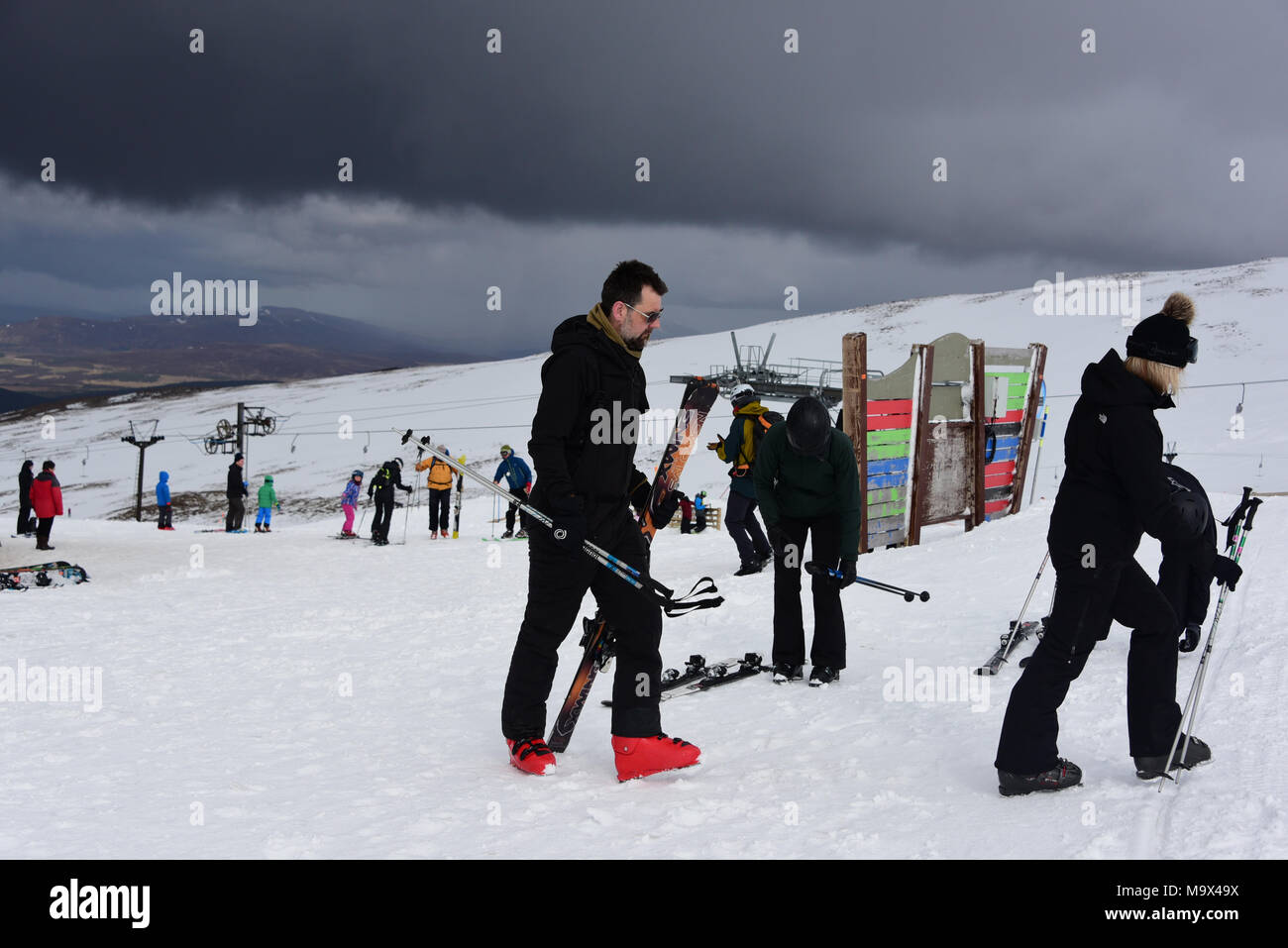 Aviemore, Schottland, Vereinigtes Königreich, 28, März, 2018. Snowsports Enthusiasten genießen Sie die Pisten von Cairngorm Mountain Ski Center, © Ken Jack/Alamy leben Nachrichten Stockfoto