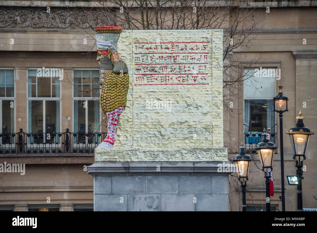 London, Großbritannien. 28. März, 2018. Der unsichtbare Feind sollte nicht existieren, werden die neuesten Kunstwerke für das vierte Sockel am Trafalgar Square, des Künstlers Michael Rakowitz. Es ist, als eine Hommage an "etwas Gutes in den menschlichen Geist" und als Erholung von einer Statue von ISIS im Jahr 2015 zerstört. Die Skulptur, die zeigt einen mythischen geflügelten Tier genannt ein lamassu, ist 4,5 Meter hoch, nahm vier Monate, um zu entwickeln, besteht aus 10.500 leeren Irakischen Datum Sirup Dosen symbolisiert eines der ehemaligen florierende Industrien des Landes durch den Krieg zerstört. Credit: Guy Bell/Alamy leben Nachrichten Stockfoto