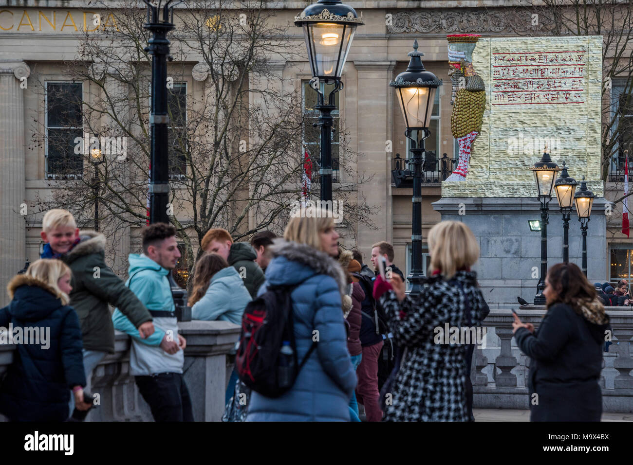 London, Großbritannien. 28. März, 2018. Der unsichtbare Feind sollte nicht existieren, werden die neuesten Kunstwerke für das vierte Sockel am Trafalgar Square, des Künstlers Michael Rakowitz. Es ist, als eine Hommage an "etwas Gutes in den menschlichen Geist" und als Erholung von einer Statue von ISIS im Jahr 2015 zerstört. Die Skulptur, die zeigt einen mythischen geflügelten Tier genannt ein lamassu, ist 4,5 Meter hoch, nahm vier Monate, um zu entwickeln, besteht aus 10.500 leeren Irakischen Datum Sirup Dosen symbolisiert eines der ehemaligen florierende Industrien des Landes durch den Krieg zerstört. Credit: Guy Bell/Alamy leben Nachrichten Stockfoto