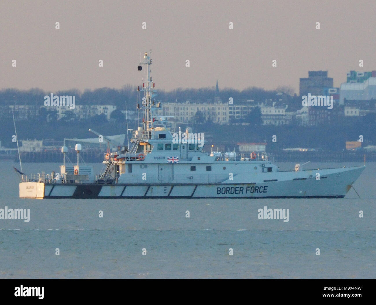 Sheerness, Kent, Großbritannien. 28. März, 2018. UK Border Schiff "HMC Seeker 'Aus verankert Sheerness an diesem Abend, an dem Tag, an dem es verkündet wurde, dass das VEREINIGTE KÖNIGREICH zu 1.000 zusätzlichen Grenze Personal einstellen. Zwei UK Border Force Schiffe wurden Patrouillen in den Gewässern der Mündung der Themse heute gesehen. Credit: James Bell/Alamy leben Nachrichten Stockfoto