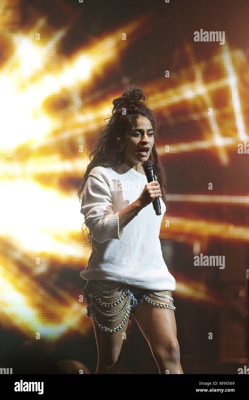 Vancouver, British Columbia, Kanada. 25 Mär, 2018. Jessie Reyez führt während der JUNO Broadcast Awards 2018 in der Rogers Arena in Vancouver, British Columbia, 25. März 2018. Credit: Heinz Ruckemann/ZUMA Draht/Alamy leben Nachrichten Stockfoto