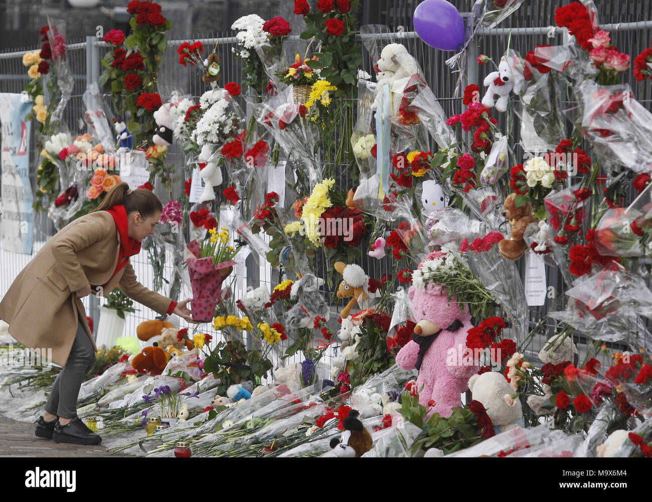 Kiew, Ukraine. 28. März, 2018. Die ukrainer Blumen und Spielzeug im Gedenken für die Opfer des Feuers im Einkaufszentrum "Zimnyaya Vishnya" in der westsibirischen Stadt Kemerowo, vor der russischen Botschaft in Kiew, Ukraine, am 28. März 2018. Berichten zufolge mindestens 64 Menschen, darunter 41 Kinder, in den tödlichen Vorfall am 25. März verstorben. Credit: Serg Glovny/ZUMA Draht/Alamy leben Nachrichten Stockfoto