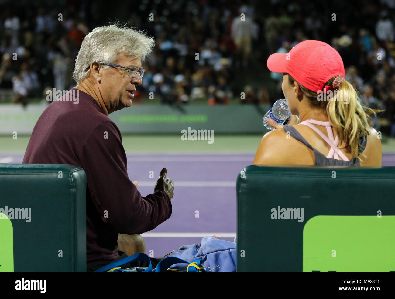 Key Biscayne, Florida, USA. 28. März, 2018. Pat Harrison, Links, Trainer von Danielle Collins der Vereinigten Staaten, Gespräche zu Collins, rechts, während eine Änderung der Seiten im Viertelfinale gegen Venus Williams aus den Vereinigten Staaten im Jahr 2018 Miami öffnen, indem Itaú Professional Tennis Turnier präsentiert, die bei der crandon Park Tennis Center in Key Biscayne, Florida, USA gespielt. Collins gewann 6-2, 6-3. Mario Houben/CSM/Alamy leben Nachrichten Stockfoto